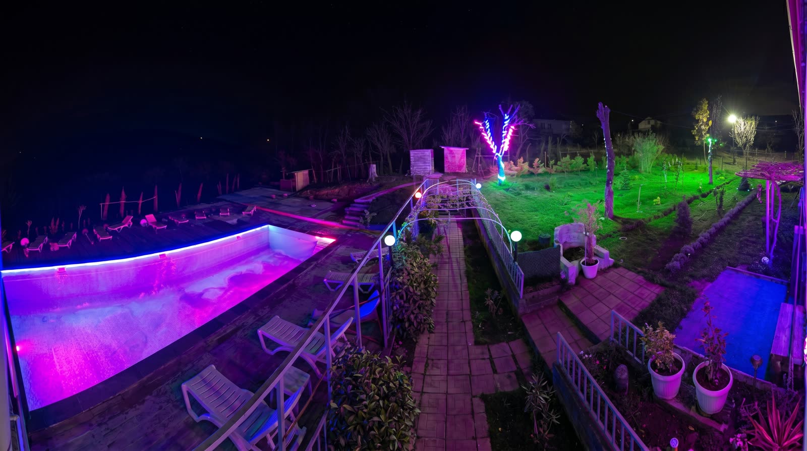 აუზის ღამის ხედი